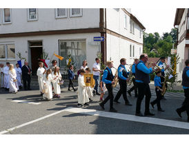 Fronleichnamsprozession durch die Straßen von Naumburg (Foto: Karl-Franz Thiede)